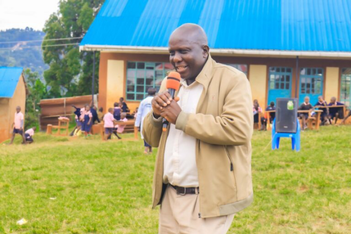 Nyamira KNUT Executive Secretary Evans Obiri addressing teachers, parents and students of Nyairicha omprehensive Primary School in a past event. He has demanded that TSC immediately reverse what he describes as unauthorised changes to teachers’ union status and restore affected members to KNUT. Photo/Arnold Ageta